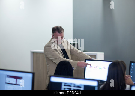 Students using computers in lecture Banque D'Images