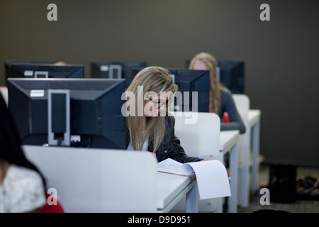 Students using computers in class Banque D'Images