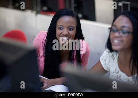 Students using computers in class Banque D'Images