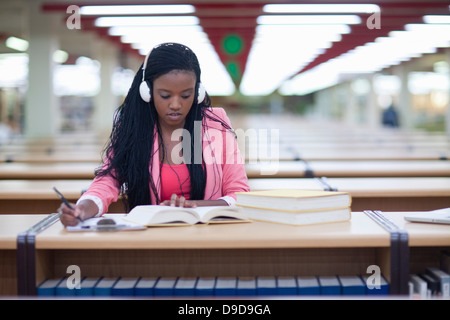 Female student studying in library Banque D'Images