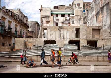 Des ruines et des enfants jouant dans la vieille ville La Habana Vieja , La Havane, Cuba, Caraïbes Banque D'Images