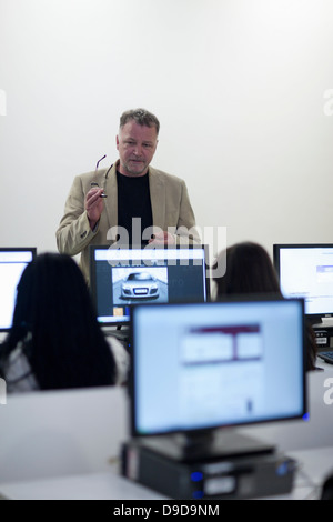 Students using computers in lecture Banque D'Images