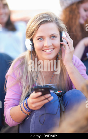 Young woman wearing headphones Banque D'Images