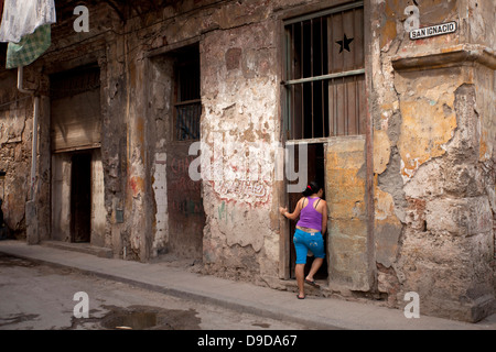 Maisons délabrées dans la vieille ville La Habana Vieja , La Havane, Cuba, Caraïbes Banque D'Images