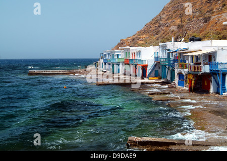 Village traditionnel de pêcheurs sur l'île de Milos, Grèce Banque D'Images