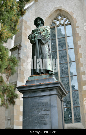 Statue de réformation chef Ulrich Zwingli en face de l'église Wasserkirche, Zurich, Suisse. Banque D'Images