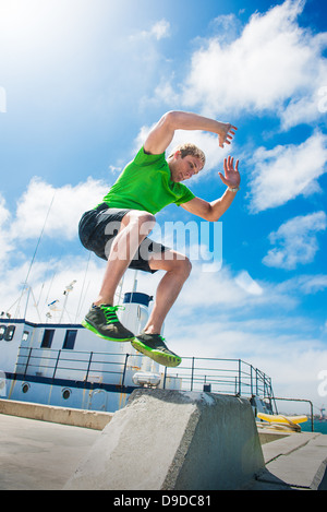 Jeune homme sautant alors que la formation de remise en forme Banque D'Images