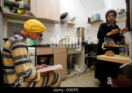 L'épouse de Yoel Krois, un juif ultra orthodoxe de Neturie Karta un groupe religieux qui s'est séparé du judaïsme normatif à leur domicile dans le quartier de Mea Shearim, une enclave ultra-orthodoxe à Jérusalem Ouest Israël. Neturei Karta s'oppose au sionisme et appelle à un démantèlement de l'État d'Israël, dans la conviction que les Juifs sont interdits d'avoir leur propre État jusqu'à la venue du Messie juif. Banque D'Images