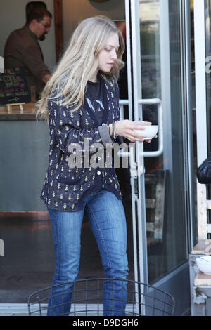 Amanda Seyfried porte un bol d'eau à son chien tout en ayant une rencontre avec les designers d'intérieur dans un restaurant de West Hollywood West Hollywood, Californie - 21.02.11 Banque D'Images