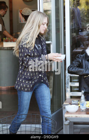 Amanda Seyfried porte un bol d'eau à son chien tout en ayant une rencontre avec les designers d'intérieur dans un restaurant de West Hollywood West Hollywood, Californie - 21.02.11 Banque D'Images