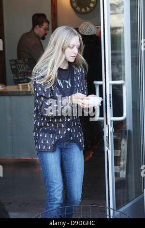 Amanda Seyfried porte un bol d'eau à son chien tout en ayant une rencontre avec les designers d'intérieur dans un restaurant de West Hollywood West Hollywood, Californie - 21.02.11 Banque D'Images