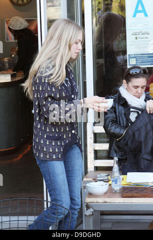 Amanda Seyfried porte un bol d'eau à son chien tout en ayant une rencontre avec les designers d'intérieur dans un restaurant de West Hollywood West Hollywood, Californie - 21.02.11 Banque D'Images