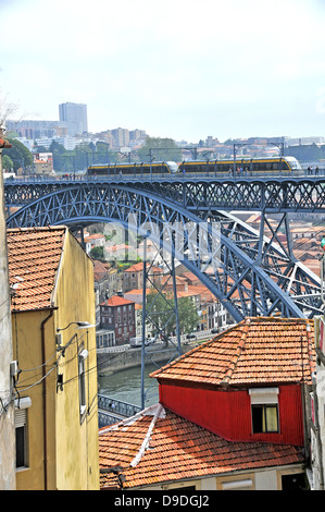 Le métro Pont Eiffel vieille ville Porto Portugal Banque D'Images