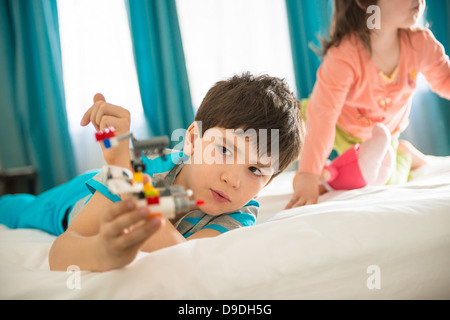 Boy Playing with toy dans la chambre Banque D'Images