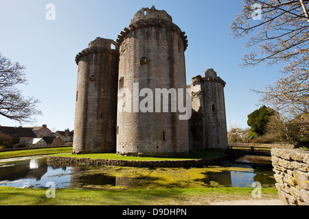 Les ruines de Nunney Castle entouré de ses douves, construit dans le 1370s, près de Frome, Somerset, England, UK Banque D'Images