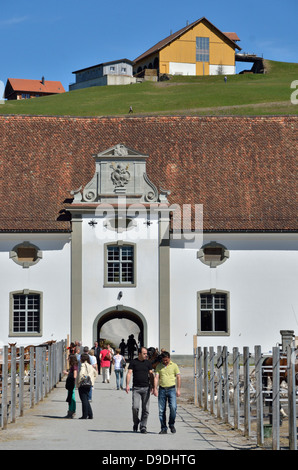 Cour intérieure à proximité du monastère et colline, Einsiedeln, Schwyz, Suisse. Banque D'Images