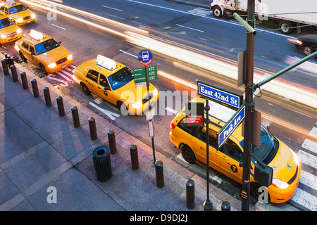 Vue d'angle élevée de taxis jaunes dans une rangée à passage pour piétons, New York City, USA Banque D'Images