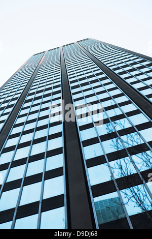 Voir ci-dessous directement à partir de gratte-ciel de Banque D'Images