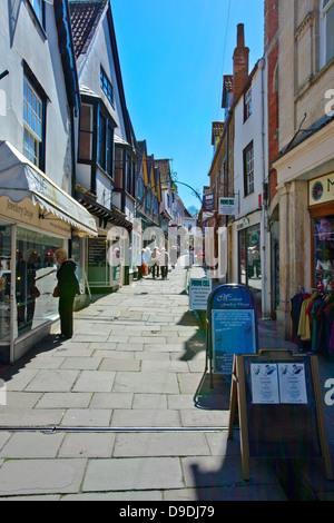 La sélection variée de boutiques indépendantes sur l'historique rue bon marché à Frome, Somerset, England, UK Banque D'Images