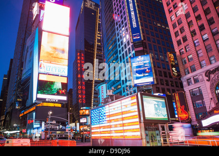 Les panneaux lumineux de nuit Times Square, New York, USA Banque D'Images