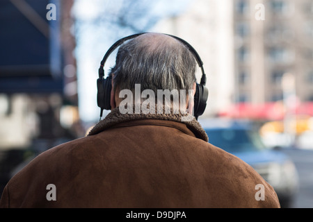 Vue arrière du senior man wearing headphones Banque D'Images