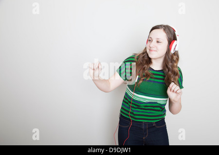 Dancing Girl wearing headphones Banque D'Images