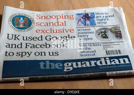 Première page du journal The Guardian, avec une histoire d'espionnage britannique à l'aide de Google et Facebook. Banque D'Images