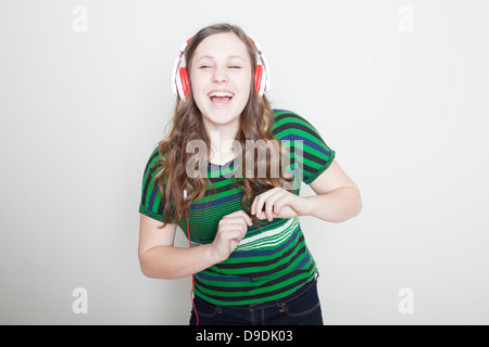 Dancing Girl wearing headphones Banque D'Images