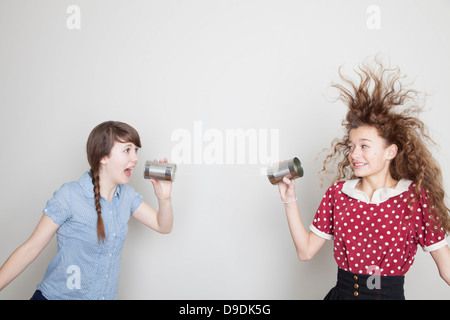 Les filles utilisent des téléphones peut Banque D'Images