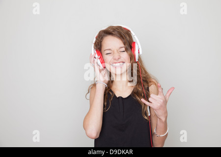 Jeune fille portant des écouteurs avec les yeux fermé Banque D'Images