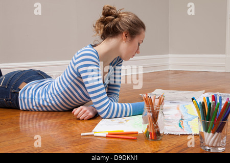 Girl lying on floor dimensions photo Banque D'Images