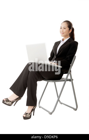 Dame d'affaires dans l'utilisation de l'ordinateur portable Banque D'Images