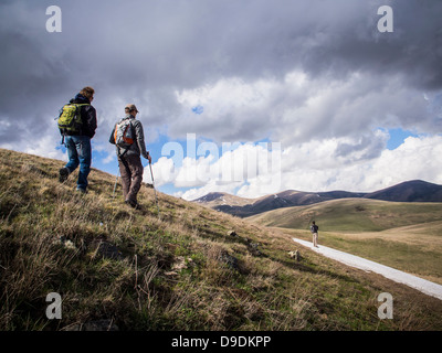 Trekking autour de personnes le lac Sevan en Arménie. Sevan est le plus grand lac d'Arménie et de la région du Caucase. Banque D'Images