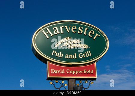Signe pour le David Copperfield Harvester Pub et Grill.. Banque D'Images