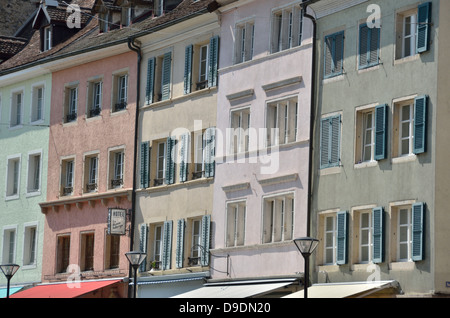 Les façades colorées dans la Rue du 23-juin, Delémont, Jura, Suisse. Banque D'Images