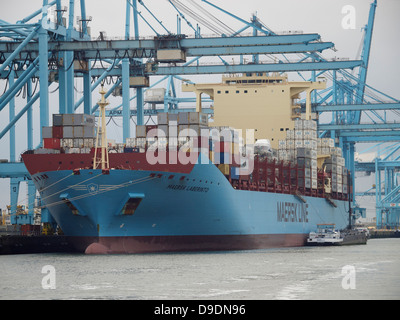 Navire porte-conteneurs Maersk à l'APM de terminaux à conteneurs sur la Maasvlakte 2 dans le port de Rotterdam, Pays-Bas Banque D'Images