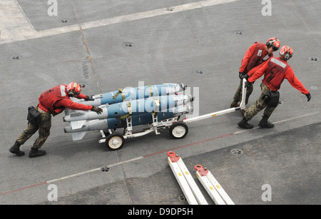 Océan Indien (10 juin 2013) déplacer les marins de tout le matériel d'envol du porte-avions USS Nimitz (CVN 68). Le groupe aéronaval du Nimitz est déployé sur le 5e Flotte des États-Unis zone de responsabilité des opérations de sécurité maritime et Banque D'Images