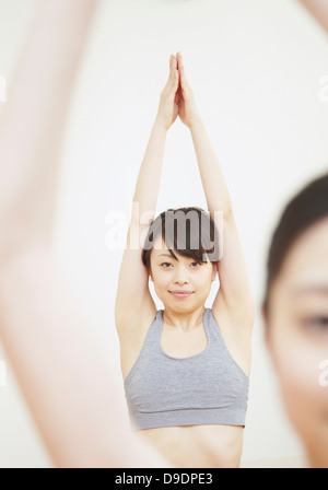 Femme aux bras levés et les mains Banque D'Images