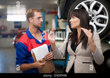 Mécanicien de voiture et réparation voiture discuter client Banque D'Images