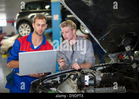 Discussion et d'analyse mécanique auto réparation automobile Banque D'Images