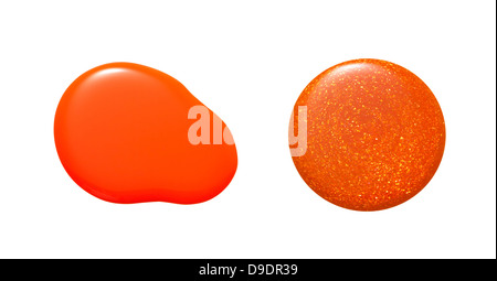 Vernis à ongles orange couper blob sur un fond blanc Banque D'Images