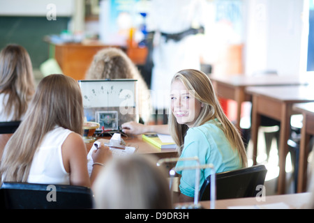 Girl tournant autour de regarder ses camarades Banque D'Images