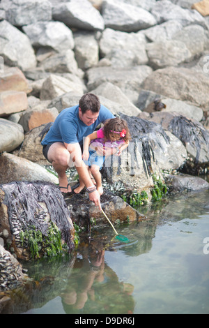 Père et fille de pêche rocks Banque D'Images