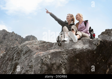 Portrait de deux randonneurs girl sitting on rock formation Banque D'Images