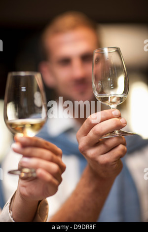 Verre à vin pouvant contenir jusqu'à vérifier la couleur de vin Banque D'Images