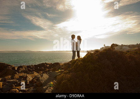 Jeune couple hugging on littoral Banque D'Images