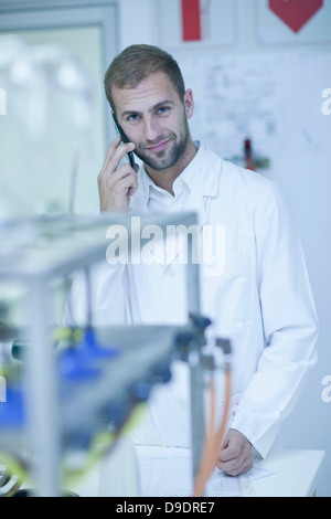 Téléphone cellulaire sur l'oenologue Banque D'Images