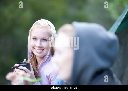 Portrait de jeune fille avec un verre ballon Banque D'Images