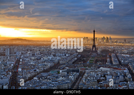 La ville de Paris et la Tour Eiffel au coucher du soleil sous un ciel dramatique Banque D'Images