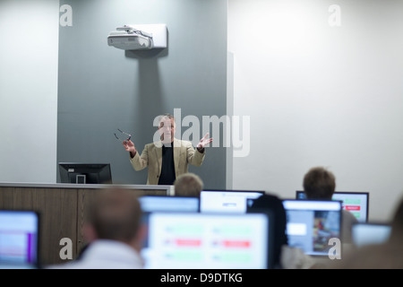 Students using computers in lecture Banque D'Images